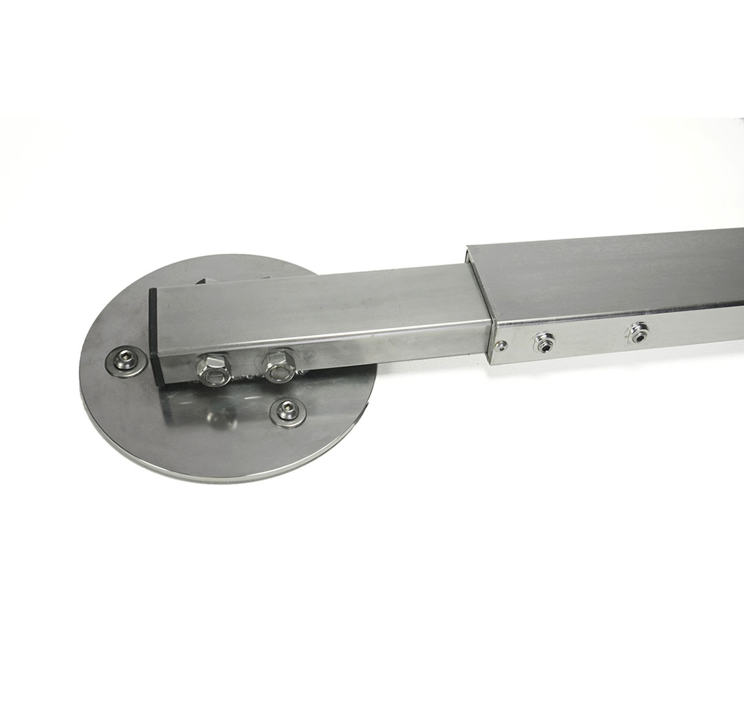 Elevador para piscina. Detalle del anclaje.